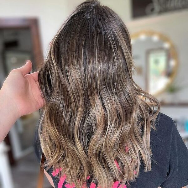 25 Dark Hairstyles with Caramel Highlights