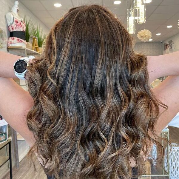 25 Dark Hairstyles with Caramel Highlights