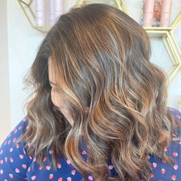 25 Dark Hairstyles with Caramel Highlights