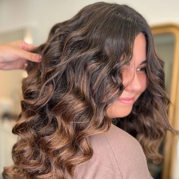 25 Dark Hairstyles with Caramel Highlights