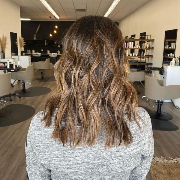 25 Dark Hairstyles with Caramel Highlights