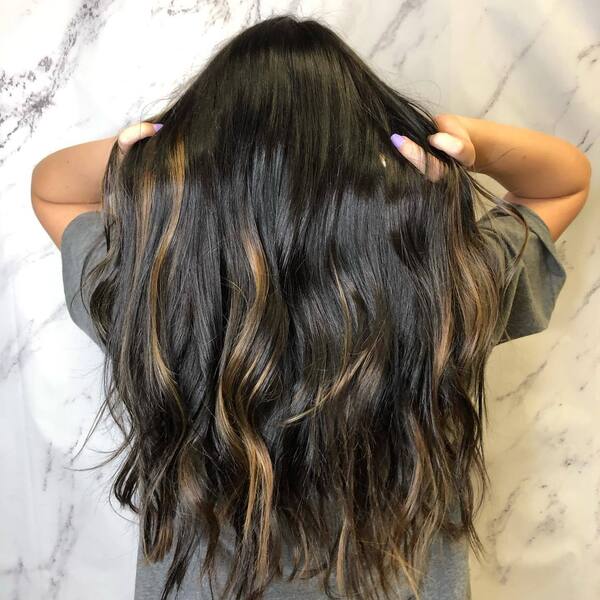 25 Dark Hairstyles with Caramel Highlights