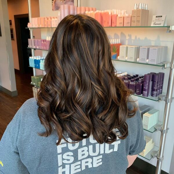 25 Dark Hairstyles with Caramel Highlights