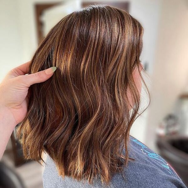 25 Dark Hairstyles with Caramel Highlights