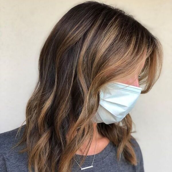 25 Dark Hairstyles with Caramel Highlights