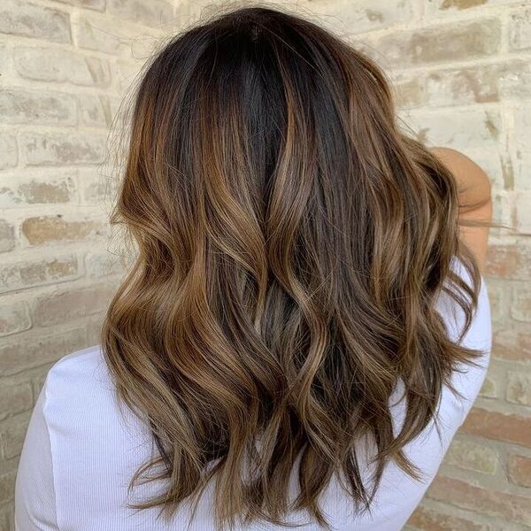 25 Dark Hairstyles with Caramel Highlights