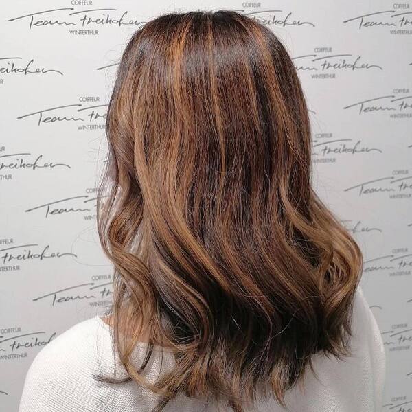 25 Dark Hairstyles with Caramel Highlights