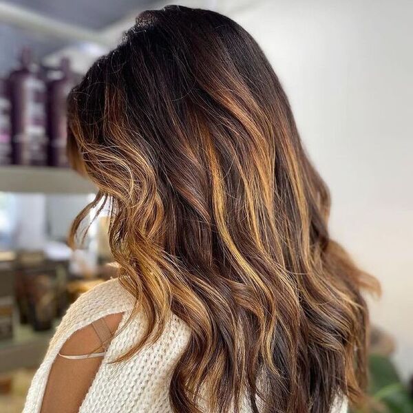 25 Dark Hairstyles with Caramel Highlights