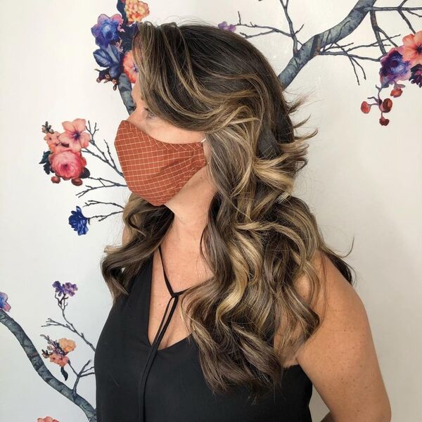 25 Dark Hairstyles with Caramel Highlights